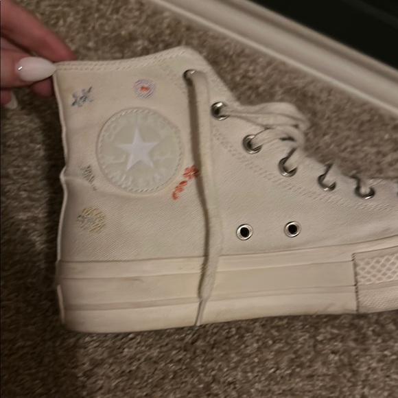 Converse High-Tops in Off-White and floral - Picture 4 of 5